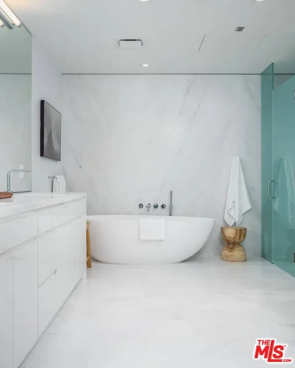 Los Angeles, California 90048, United States, 1 Bedroom Bedrooms, ,2 BathroomsBathrooms,Residential,Active,124546