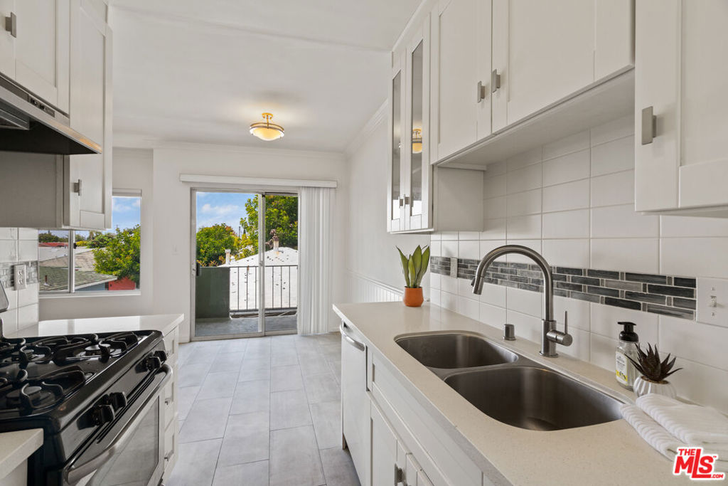 1950 Cloverfield Boulevard 13