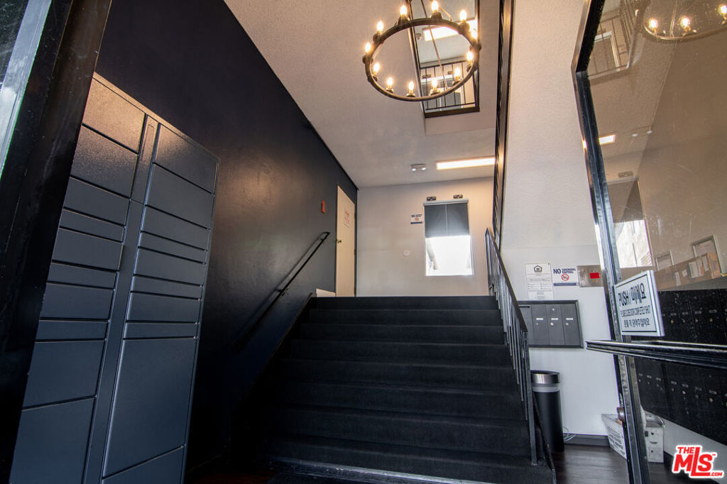 Properties 4 238 S Serrano Avenue