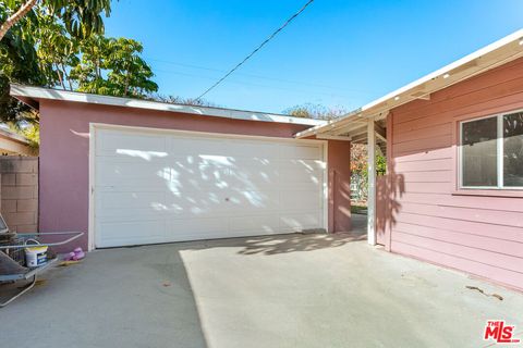 A home in Reseda