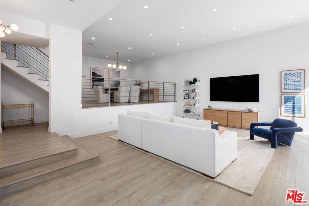 Properties 2 5254 Yarmouth Avenue 47