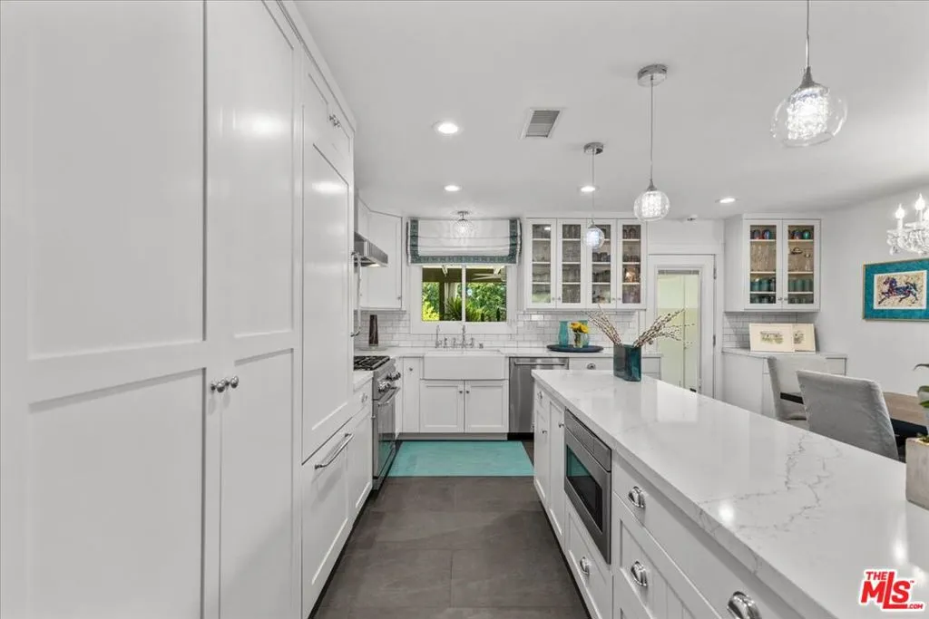 North Hollywood, California 91602, United States, 4 Bedrooms Bedrooms, ,3 BathroomsBathrooms,Residential,Active,2820