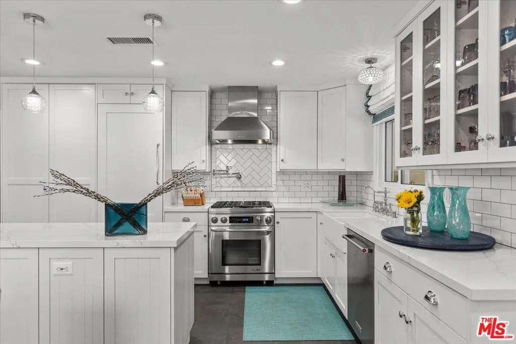 North Hollywood, California 91602, United States, 4 Bedrooms Bedrooms, ,3 BathroomsBathrooms,Residential,Active,2820