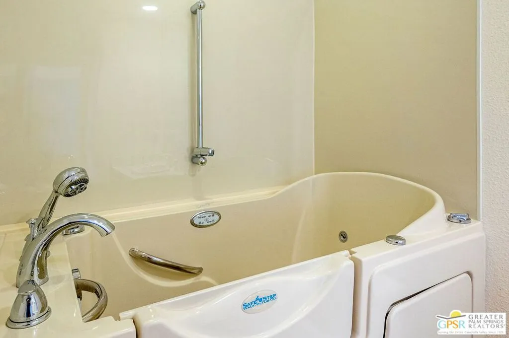 Palm Desert, California 92260, United States, 2 Bedrooms Bedrooms, ,2 BathroomsBathrooms,Residential,Pending,3251