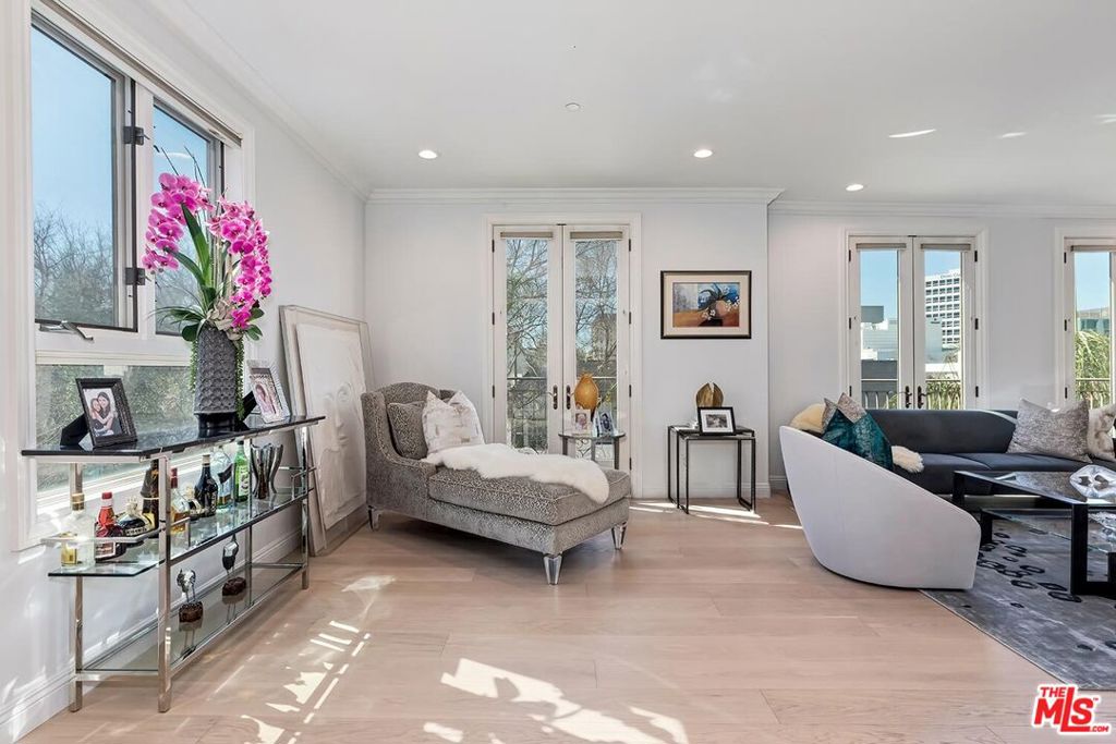 Properties 4 132 S Crescent Drive 301