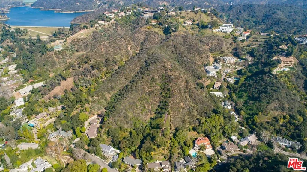 Los Angeles, California 90077, United States, 3 Bedrooms Bedrooms, ,2 BathroomsBathrooms,Residential,Pending,73370