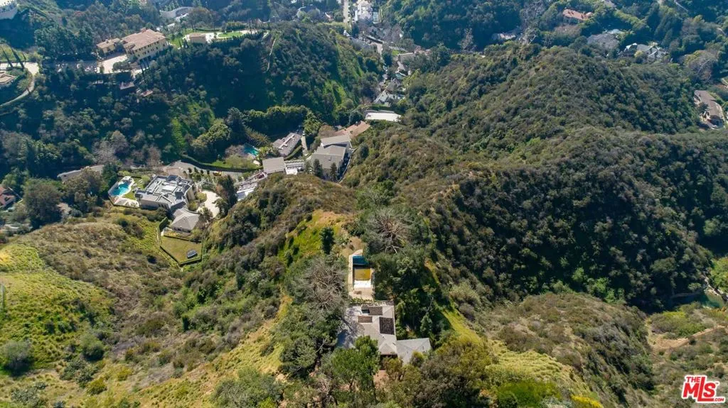 Los Angeles, California 90077, United States, 3 Bedrooms Bedrooms, ,2 BathroomsBathrooms,Residential,Pending,73370