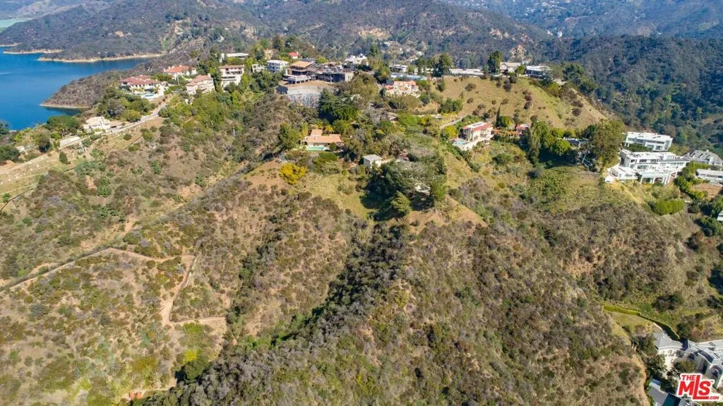 Los Angeles, California 90077, United States, 3 Bedrooms Bedrooms, ,2 BathroomsBathrooms,Residential,Pending,73370