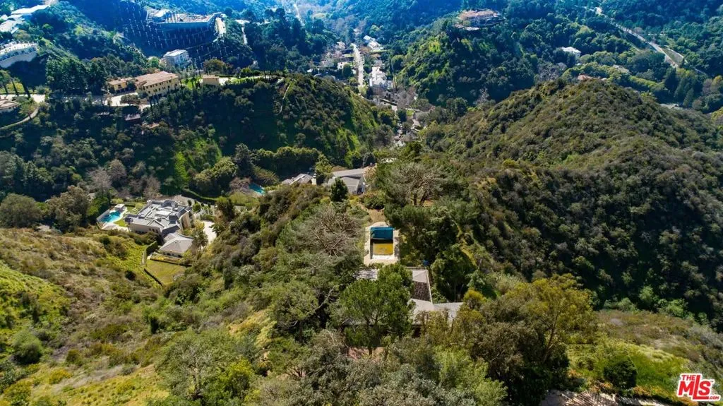 Los Angeles, California 90077, United States, 3 Bedrooms Bedrooms, ,2 BathroomsBathrooms,Residential,Pending,73370