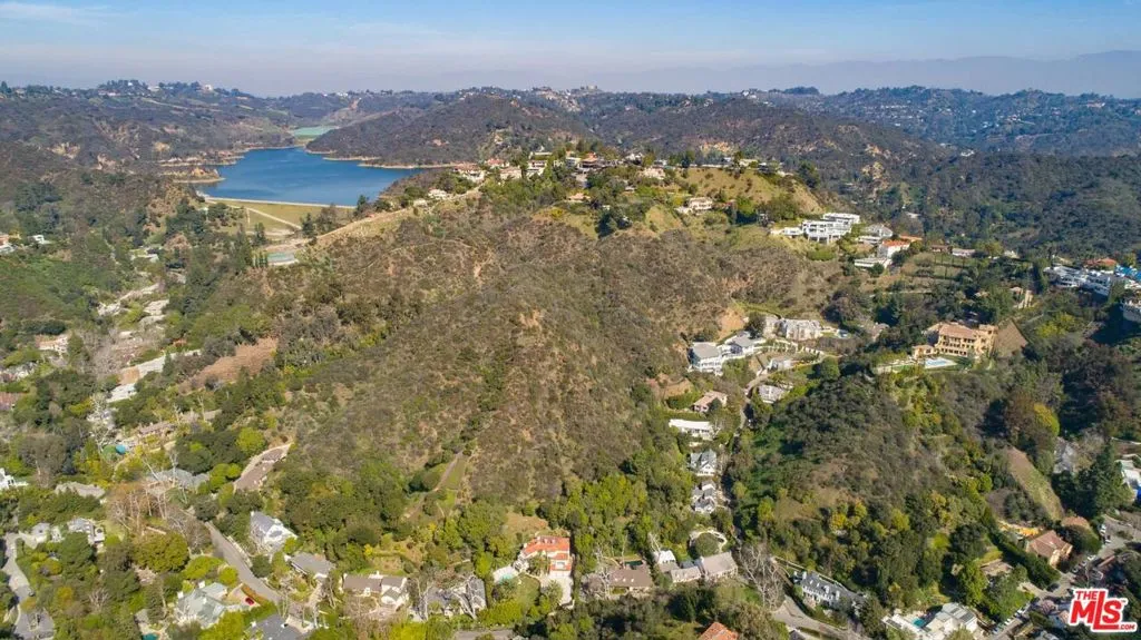 Los Angeles, California 90077, United States, 3 Bedrooms Bedrooms, ,2 BathroomsBathrooms,Residential,Pending,73370