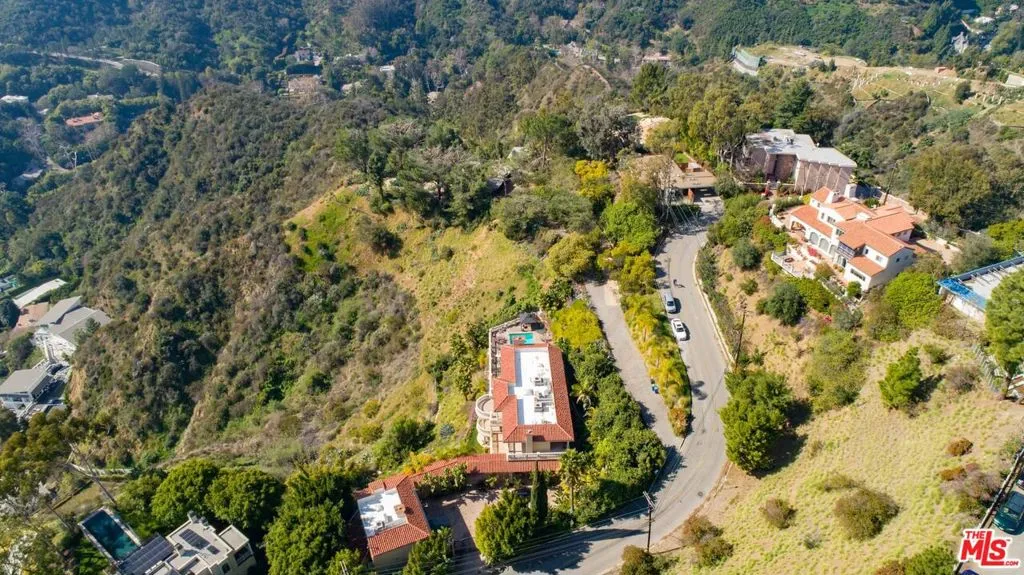 Los Angeles, California 90077, United States, 3 Bedrooms Bedrooms, ,2 BathroomsBathrooms,Residential,Pending,73370