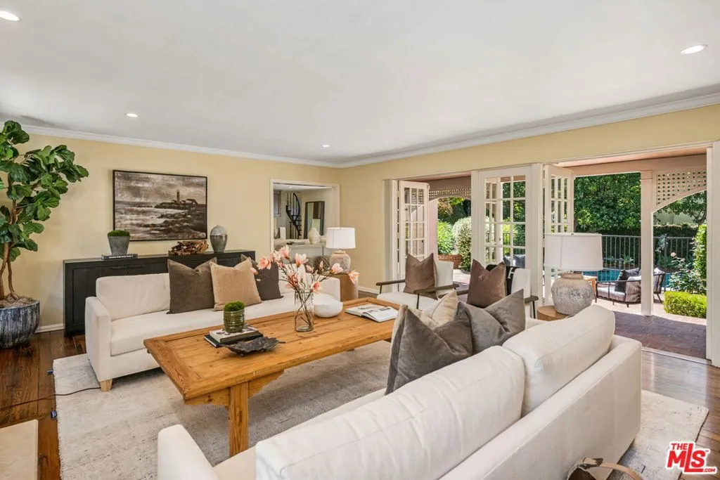 Beverly Hills, California 90210, United States, 4 Bedrooms Bedrooms, ,3 BathroomsBathrooms,Residential,Active,137929