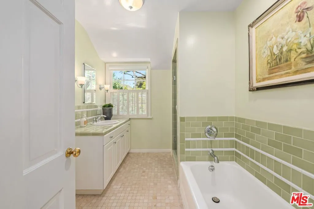 Beverly Hills, California 90210, United States, 4 Bedrooms Bedrooms, ,3 BathroomsBathrooms,Residential,Active,137929