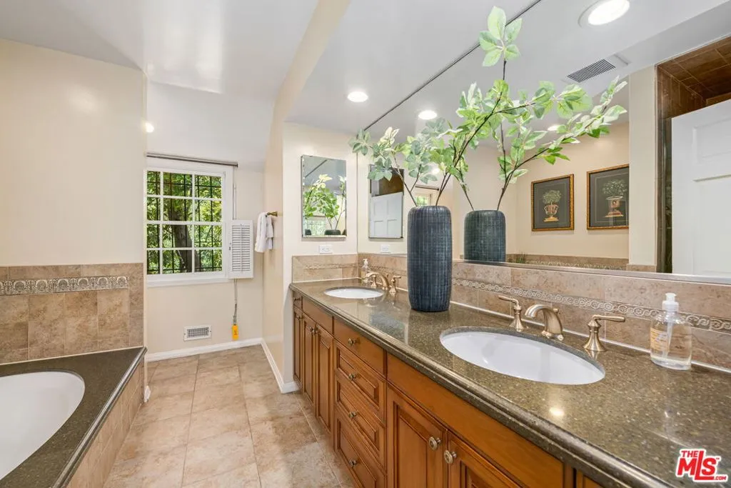 Beverly Hills, California 90210, United States, 4 Bedrooms Bedrooms, ,3 BathroomsBathrooms,Residential,Active,137929