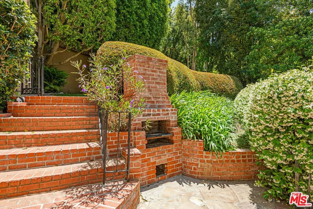 Beverly Hills, California 90210, United States, 4 Bedrooms Bedrooms, ,3 BathroomsBathrooms,Residential,Active,137929