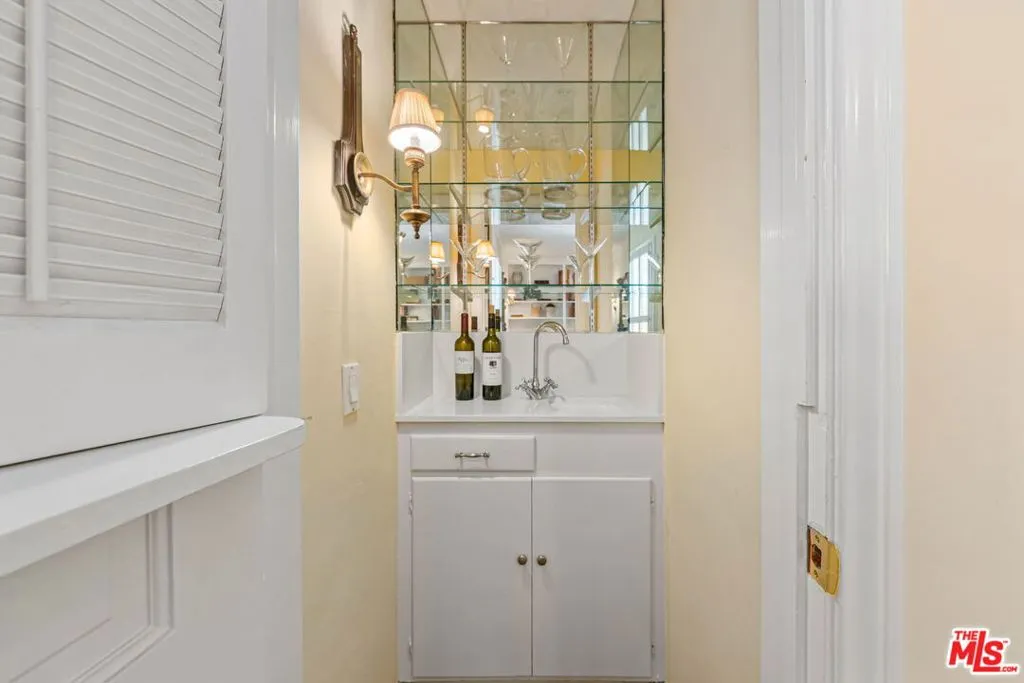 Beverly Hills, California 90210, United States, 4 Bedrooms Bedrooms, ,3 BathroomsBathrooms,Residential,Active,137929