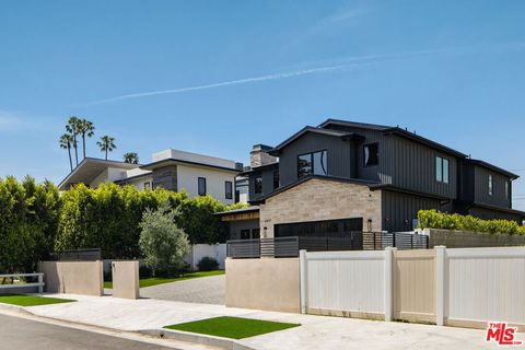 A home in Studio City