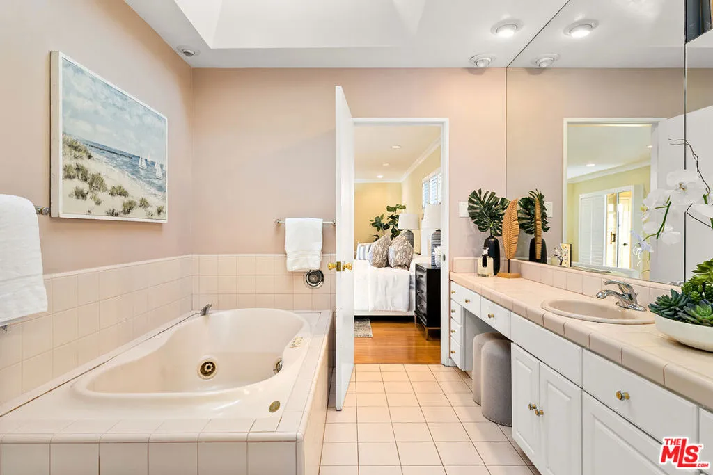 Los Angeles, California 90056, United States, 3 Bedrooms Bedrooms, ,3 BathroomsBathrooms,Residential,Active,90345