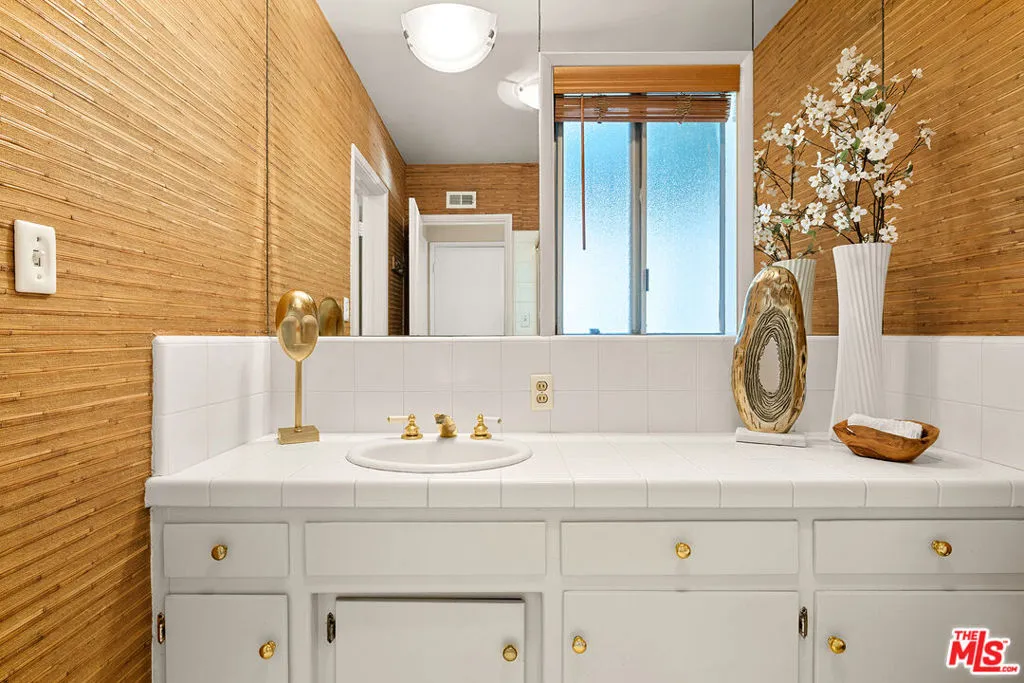 Los Angeles, California 90056, United States, 3 Bedrooms Bedrooms, ,3 BathroomsBathrooms,Residential,Active,90345