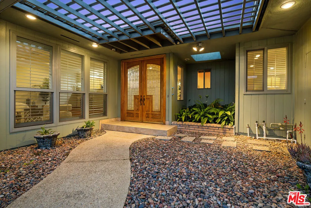 Los Angeles, California 90056, United States, 3 Bedrooms Bedrooms, ,3 BathroomsBathrooms,Residential,Active,90345