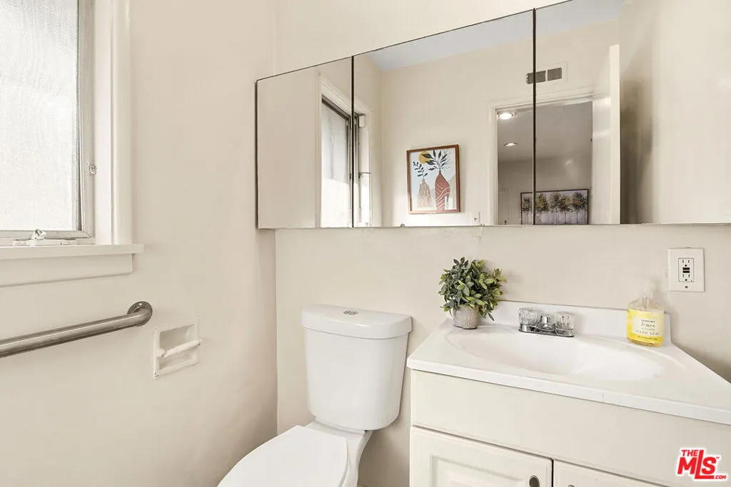 Los Angeles, California 90056, United States, 3 Bedrooms Bedrooms, ,3 BathroomsBathrooms,Residential,Active,90345