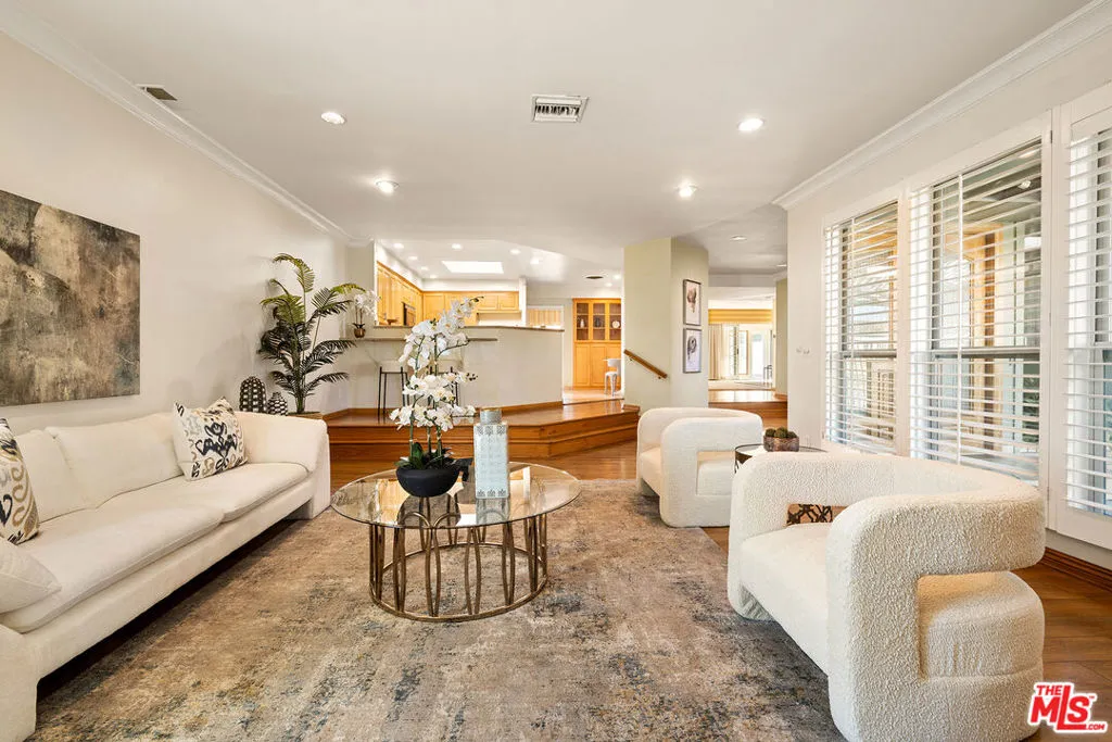 Los Angeles, California 90056, United States, 3 Bedrooms Bedrooms, ,3 BathroomsBathrooms,Residential,Active,90345