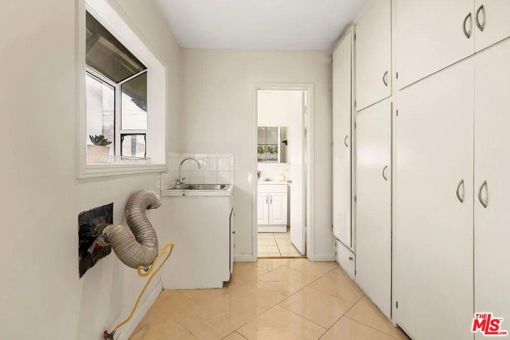 Los Angeles, California 90056, United States, 3 Bedrooms Bedrooms, ,3 BathroomsBathrooms,Residential,Active,90345