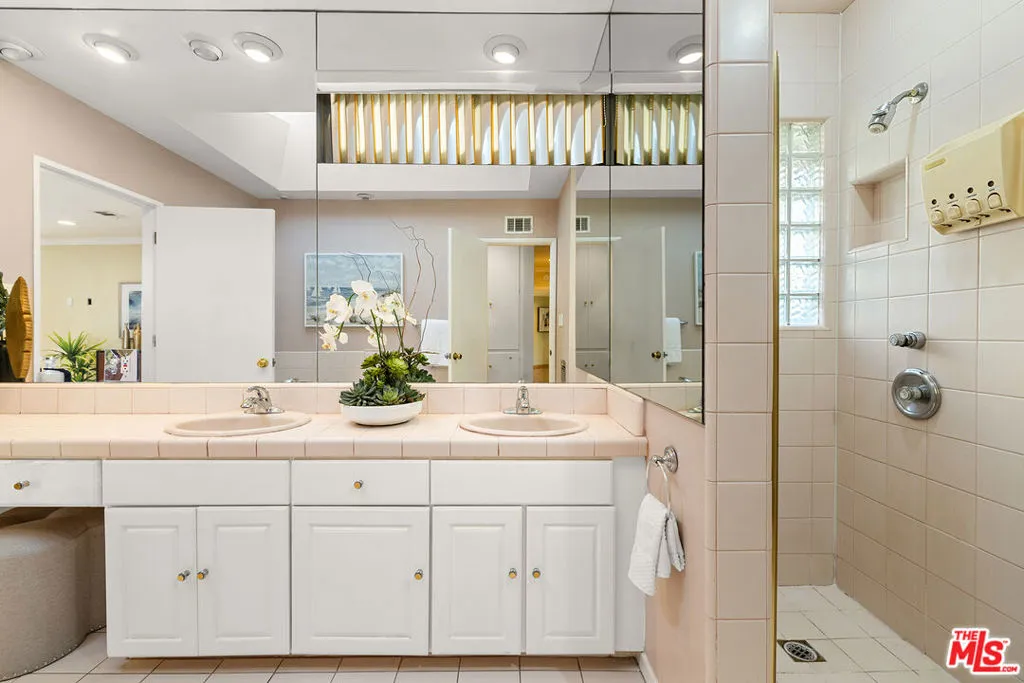 Los Angeles, California 90056, United States, 3 Bedrooms Bedrooms, ,3 BathroomsBathrooms,Residential,Active,90345