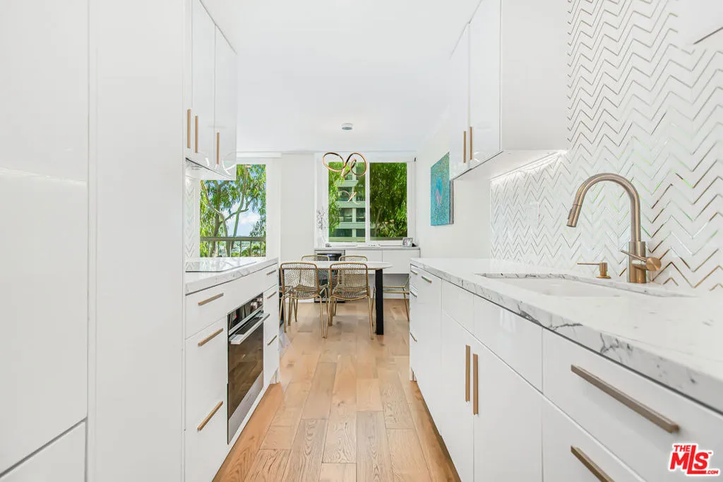 Los Angeles, California 90024, United States, 2 Bedrooms Bedrooms, ,2 BathroomsBathrooms,Residential,Active,117840