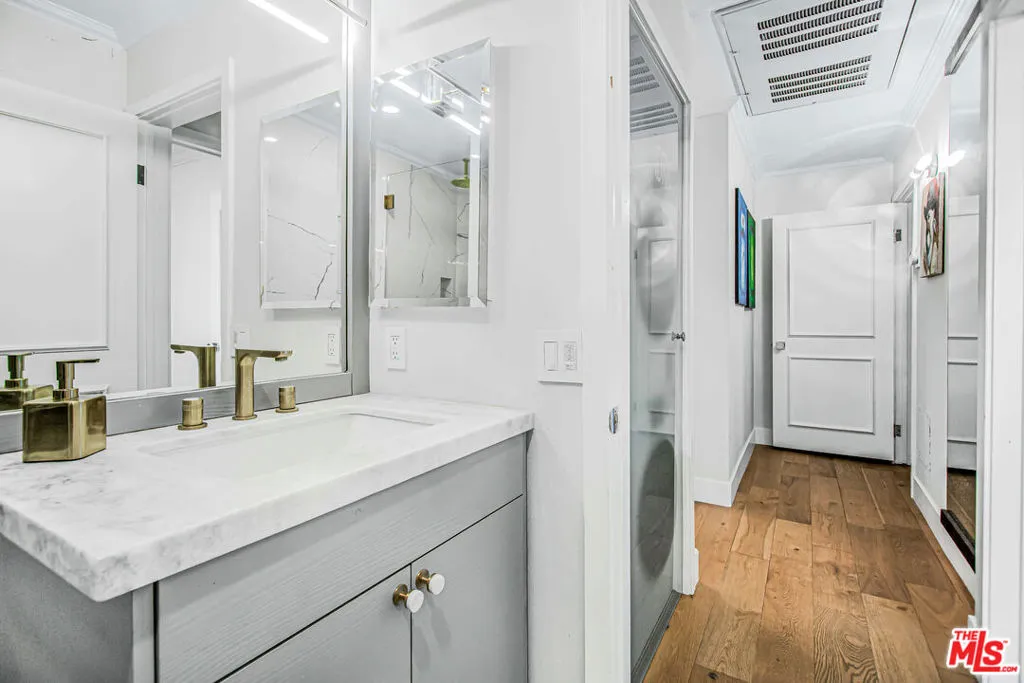 Los Angeles, California 90024, United States, 2 Bedrooms Bedrooms, ,2 BathroomsBathrooms,Residential,Active,117840