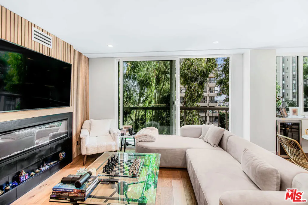 Los Angeles, California 90024, United States, 2 Bedrooms Bedrooms, ,2 BathroomsBathrooms,Residential,Active,117840