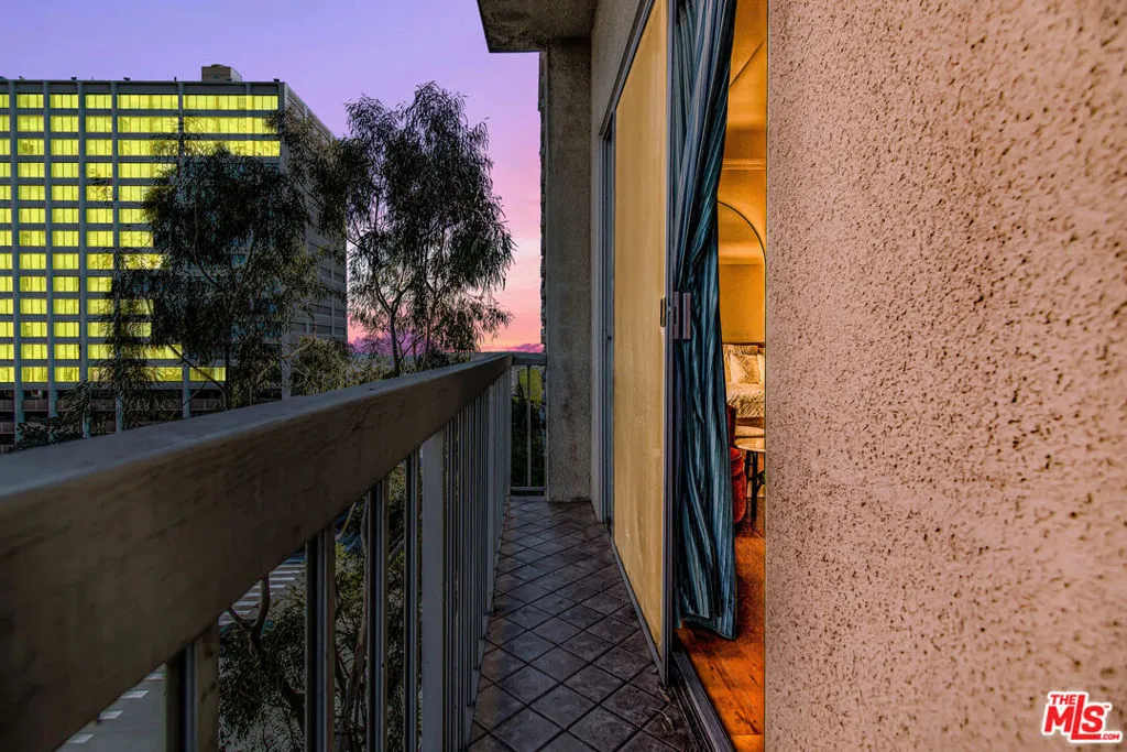 Los Angeles, California 90024, United States, 2 Bedrooms Bedrooms, ,2 BathroomsBathrooms,Residential,Active,117840