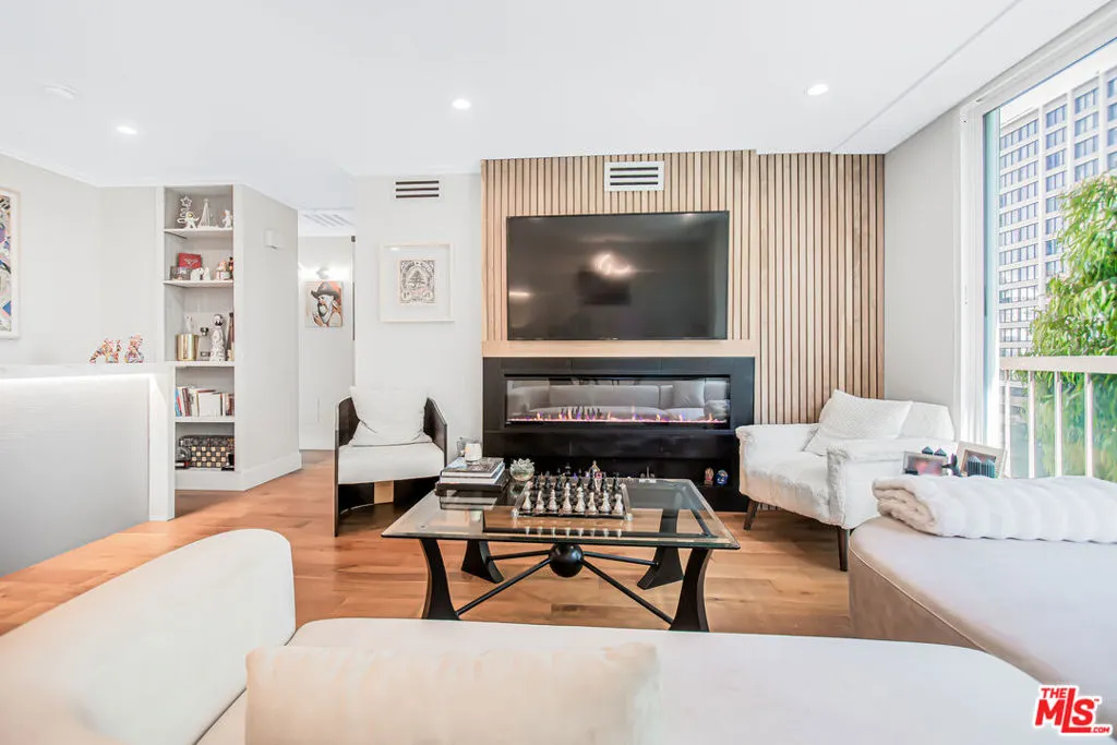 Los Angeles, California 90024, United States, 2 Bedrooms Bedrooms, ,2 BathroomsBathrooms,Residential,Active,117840