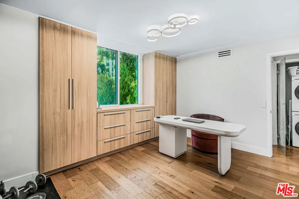 Los Angeles, California 90024, United States, 2 Bedrooms Bedrooms, ,2 BathroomsBathrooms,Residential,Active,117840