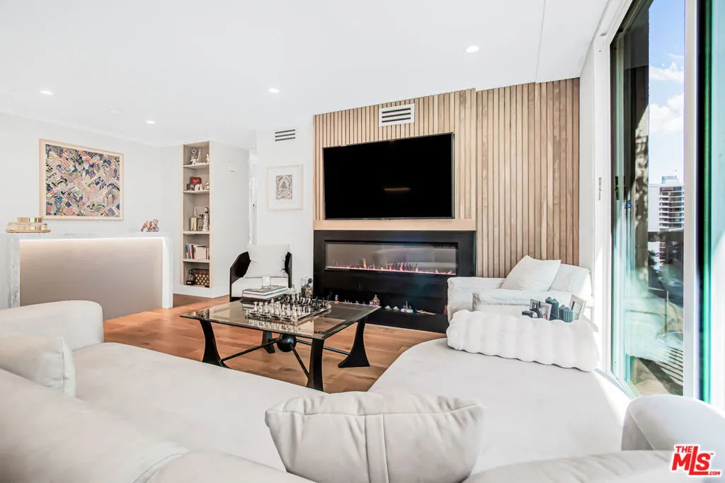 Los Angeles, California 90024, United States, 2 Bedrooms Bedrooms, ,2 BathroomsBathrooms,Residential,Active,117840