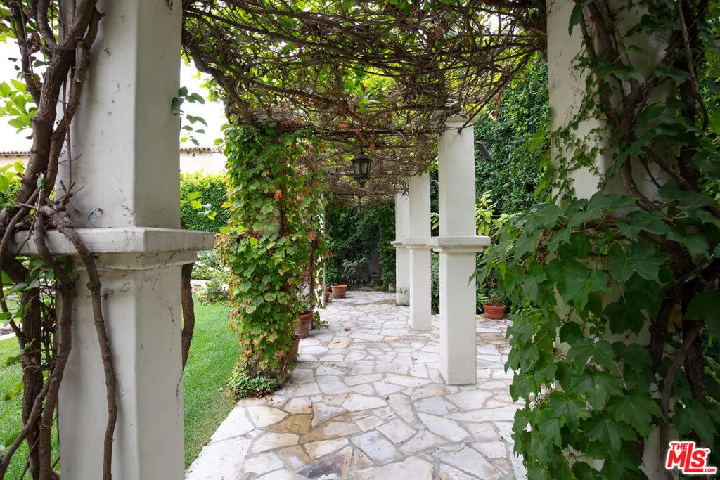 Beverly Hills, California 90210, United States, 4 Bedrooms Bedrooms, ,4 BathroomsBathrooms,Residential,Active,87921