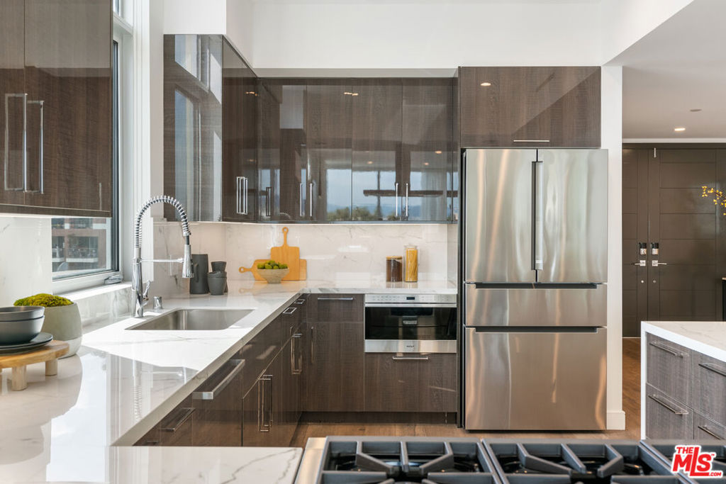 Beverly Hills, California 90210, United States, 2 Bedrooms Bedrooms, ,3 BathroomsBathrooms,Residential,Active,58801