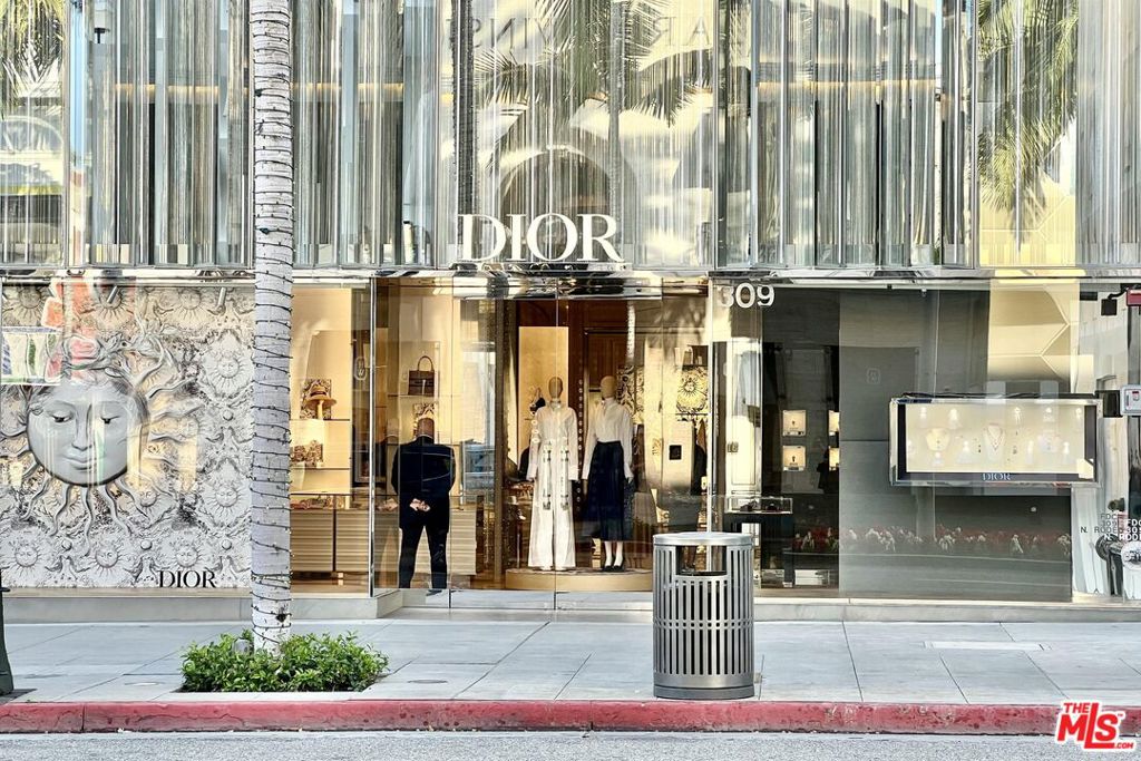 Beverly Hills, California 90210, United States, 2 Bedrooms Bedrooms, ,3 BathroomsBathrooms,Residential,Active,58801