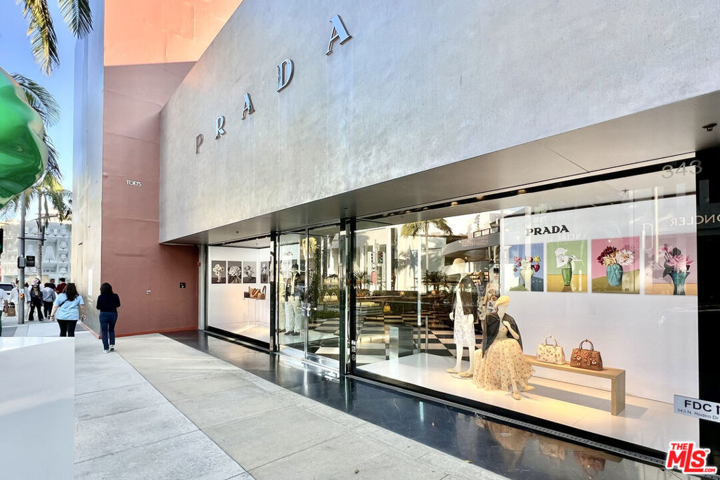 Beverly Hills, California 90210, United States, 2 Bedrooms Bedrooms, ,3 BathroomsBathrooms,Residential,Active,58801