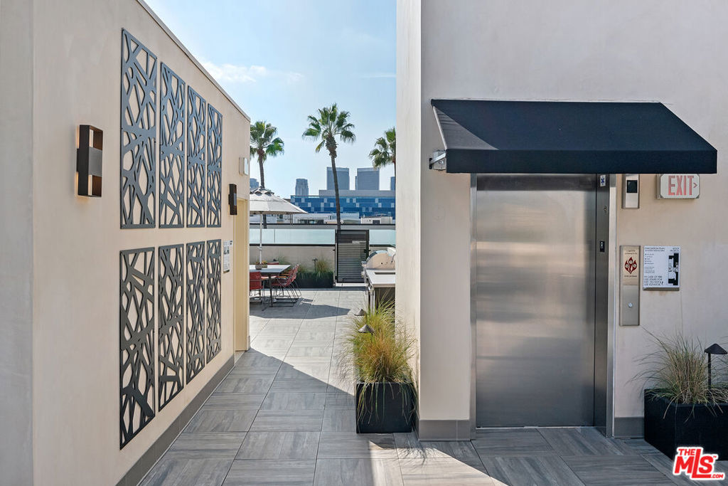 Beverly Hills, California 90210, United States, 2 Bedrooms Bedrooms, ,3 BathroomsBathrooms,Residential,Active,58801