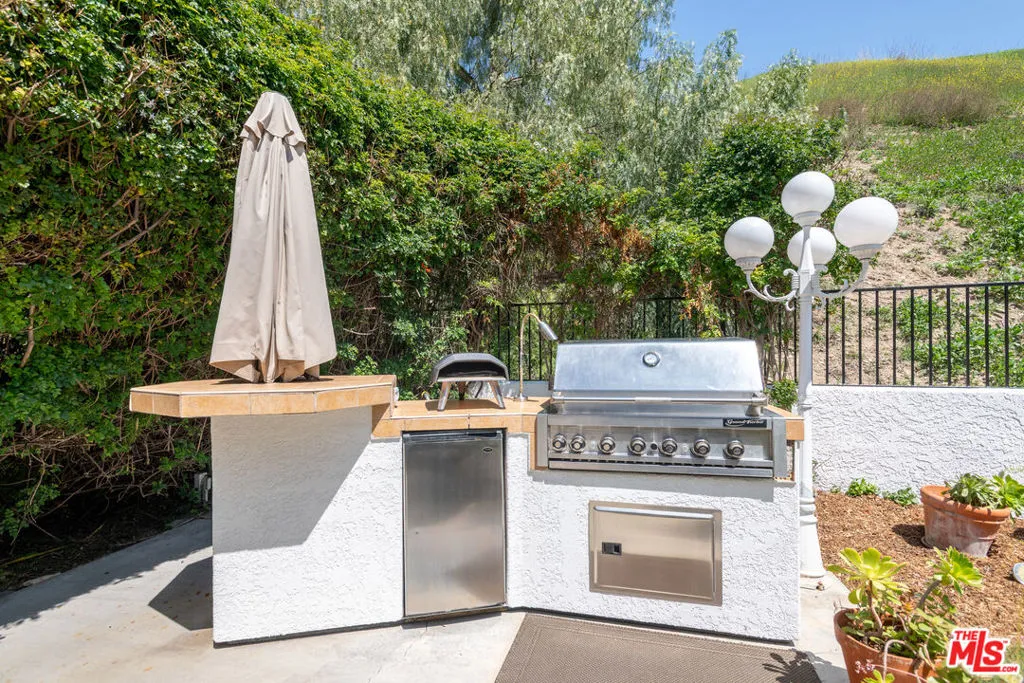 Calabasas, California 91302, United States, 4 Bedrooms Bedrooms, ,3 BathroomsBathrooms,Residential,Active,105641