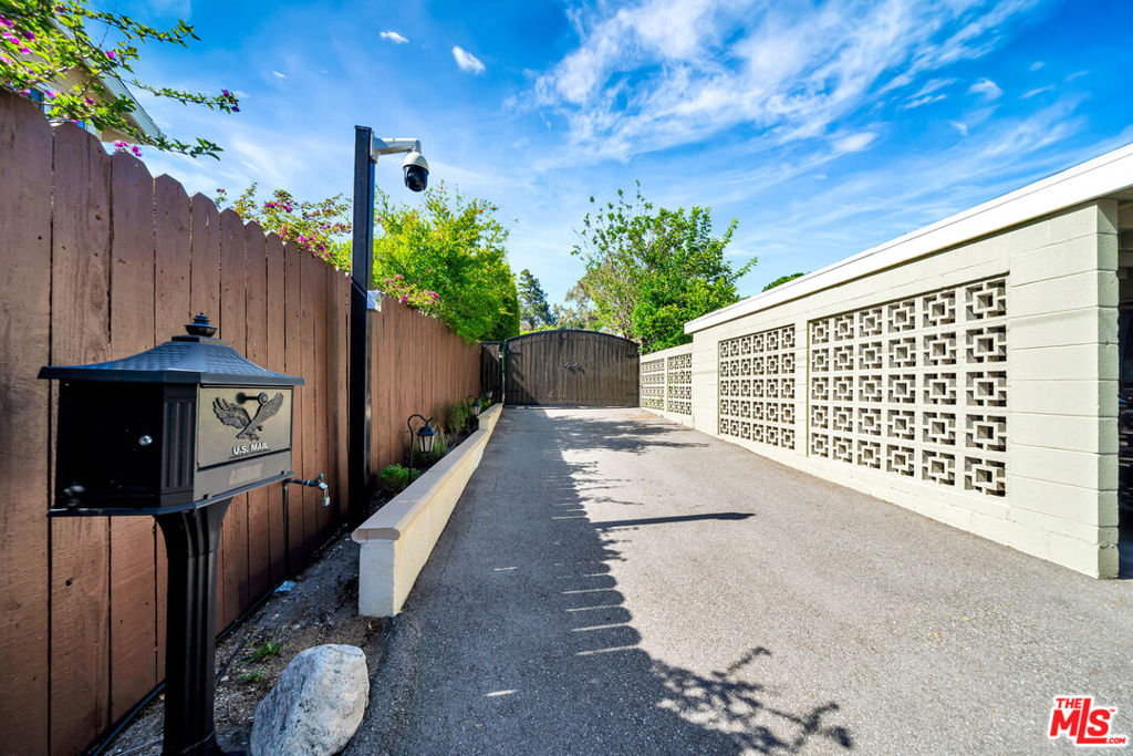 Properties 1 6657 Valmont Street