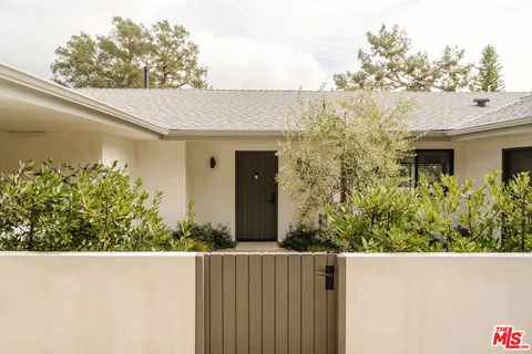 MLS: 25511100