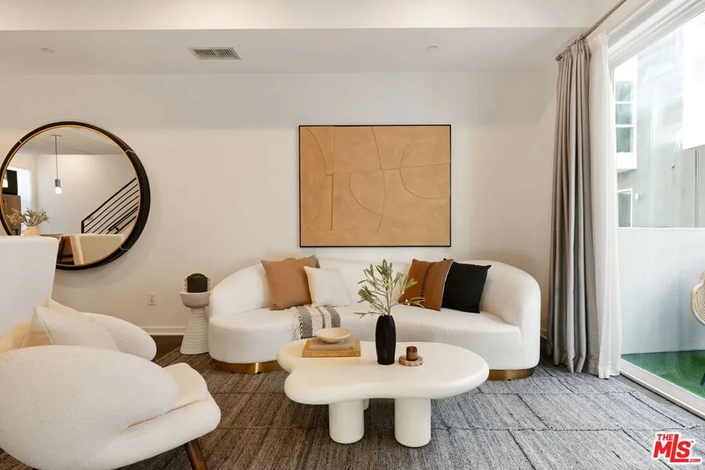 Los Angeles, California 90048, United States, 3 Bedrooms Bedrooms, ,4 BathroomsBathrooms,Residential,Active,19255