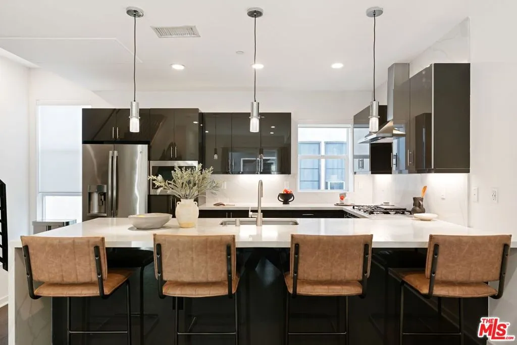 Los Angeles, California 90048, United States, 3 Bedrooms Bedrooms, ,4 BathroomsBathrooms,Residential,Active,19255