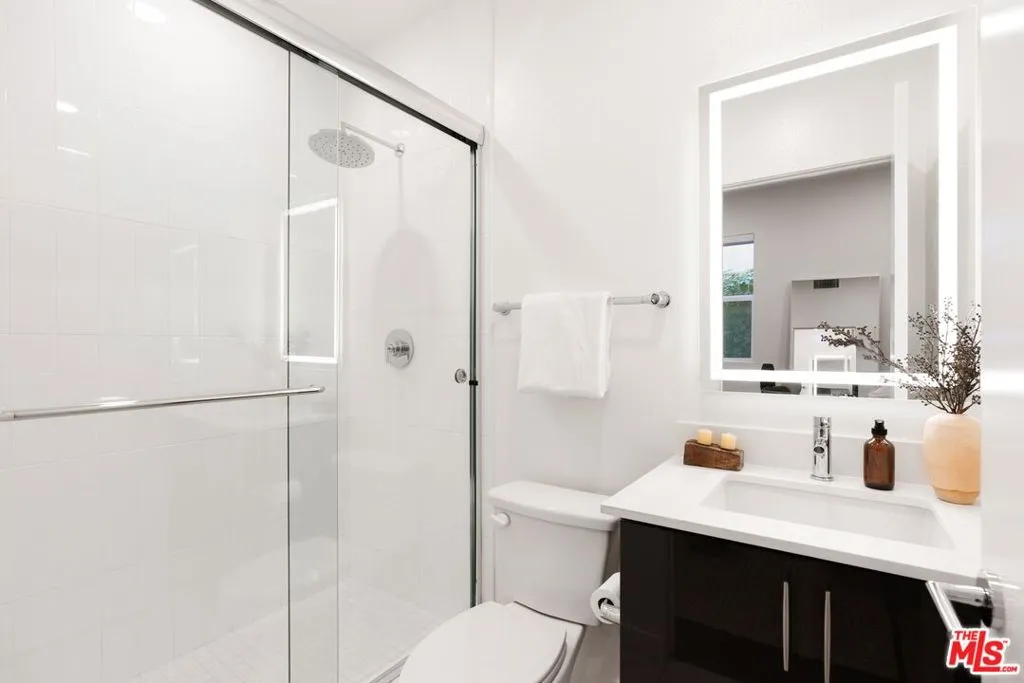 Los Angeles, California 90048, United States, 3 Bedrooms Bedrooms, ,4 BathroomsBathrooms,Residential,Active,19255