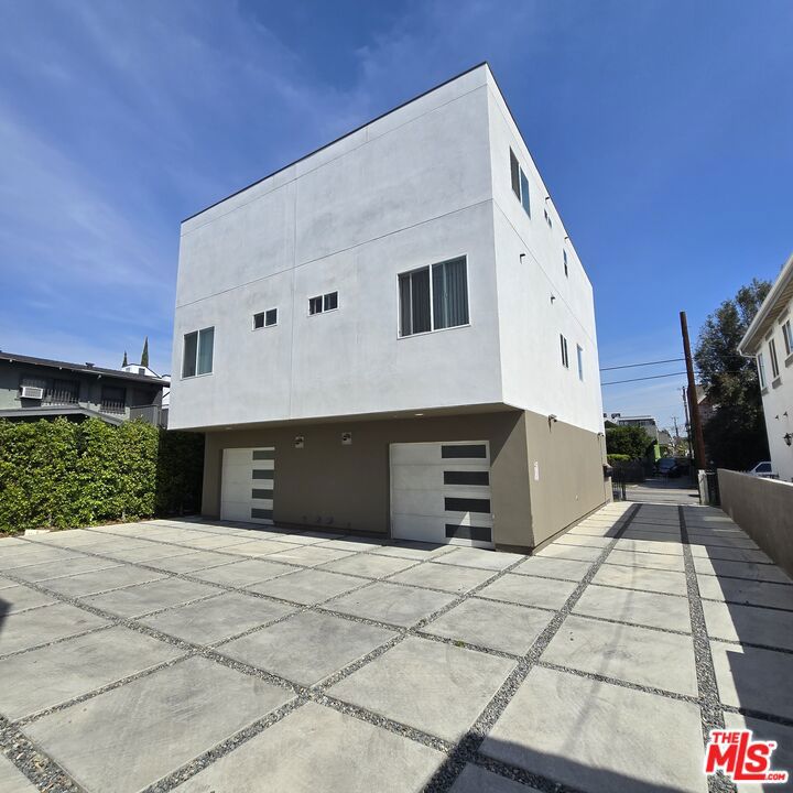 Properties 3 967 N WILTON Place