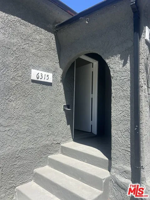 MLS: 25537293