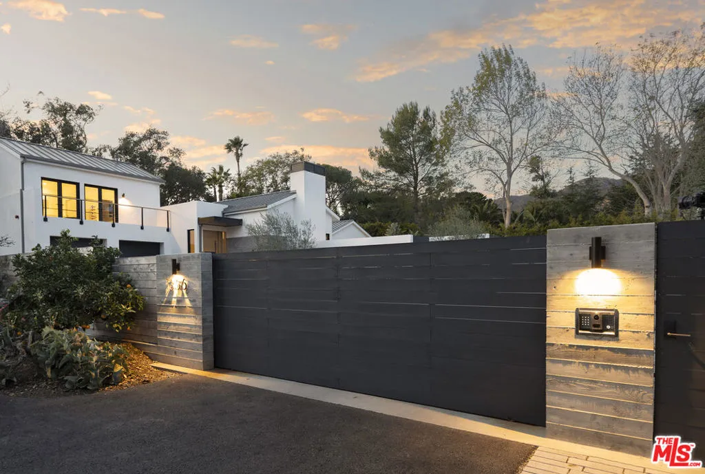 Santa Barbara, California 93108, United States, 4 Bedrooms Bedrooms, ,5 BathroomsBathrooms,Residential,Active,25980