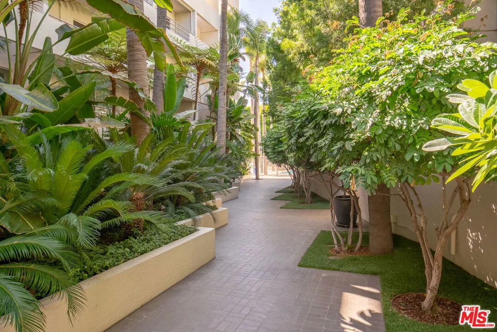 West Hollywood, California 90069, United States, 1 Bedroom Bedrooms, ,2 BathroomsBathrooms,Residential,Active,12020